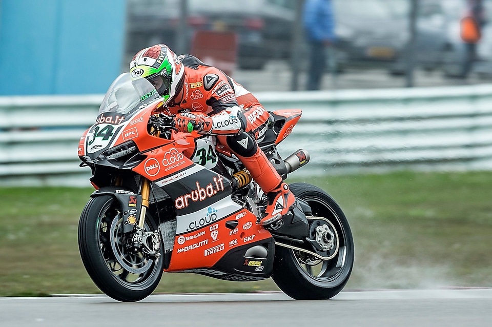 Piloto de Ducati compitiendo en una recta del Campeonato Mundial de Superbikes