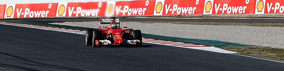 Kimi Raikkonen, piloto de Fórmula 1 del equipo Ferrari, corriendo con su coche Ferrari SF15-T