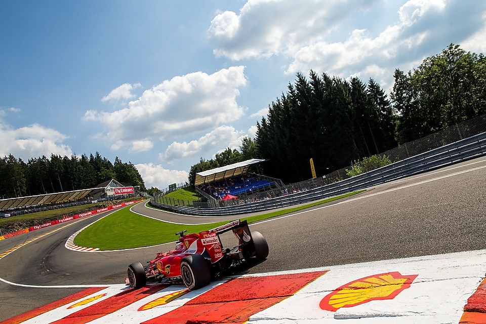 El piloto alemán Sebastian Vettel de Ferrari conduce durante los entrenamientos para el Gran Premio de Fórmula Uno de Bélgica en el circuito de Spa-Francorchamps