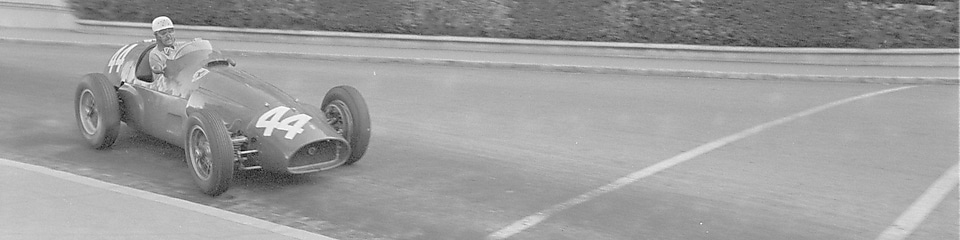 Maurice Trintignant conduciendo su coche Ferrari de Fórmula 1 en el Gran Premio de Mónaco de 1955