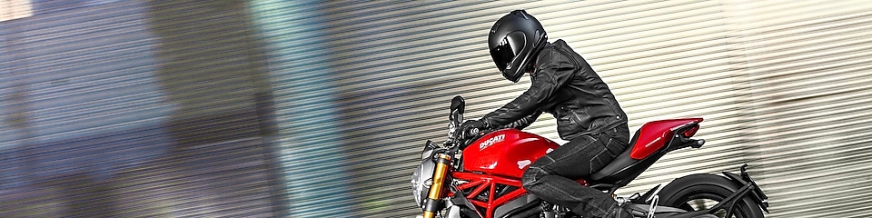 Un hombre montado en una moto que usa aceite de alta calidad para motores de motocicleta