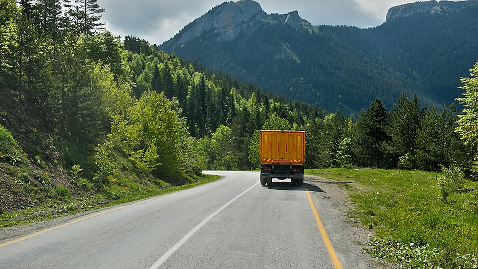 Camión en dirección a las montañas. 