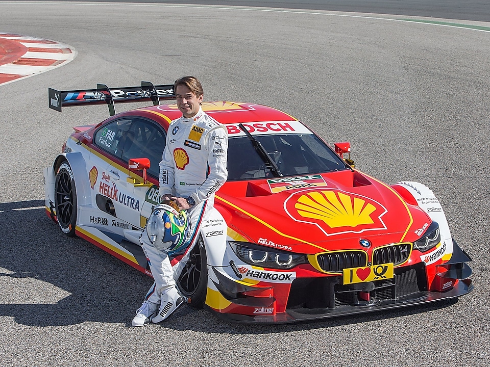 Piloto de BMW de competición apoyado en un coche que usa una fórmula de aceite personalizada de Shell Helix 