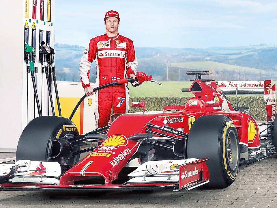 Piloto de F1 de Ferrari usando aceite Shell Helix Ultra para rellenar su monoplaza
