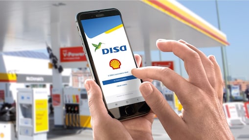 Smartphone mostrando la Nueva app Mi Energía DISA con estación Shell de fondo