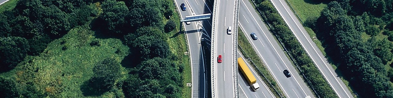 Vista aérea de tráfico de camiones por autopistas