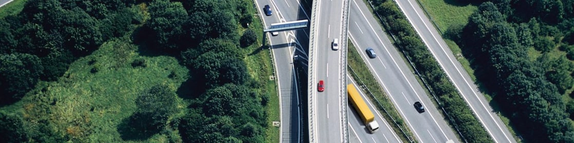 Vista aérea de tráfico de camiones por autopistas