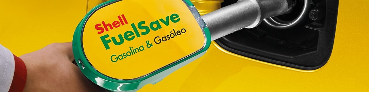 mano sujetando e introduciendo boquerel de gasolina en depósito de vehículo