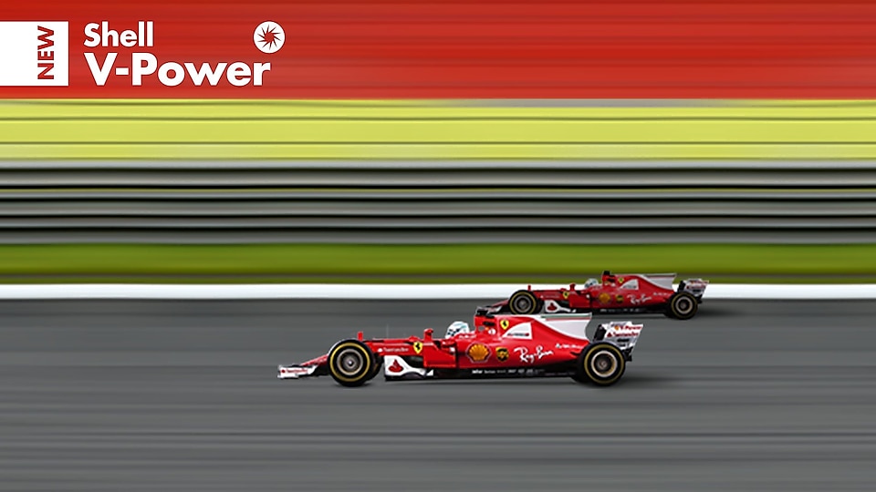 Dos Ferrari F1 corriendo en circuito