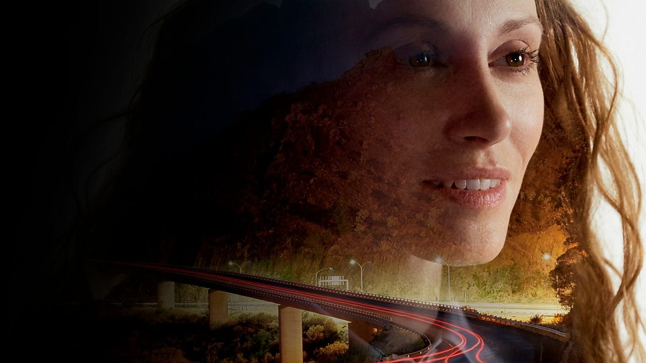 Mujer con paisaje de carretera al anochecer