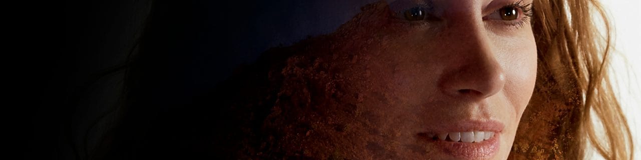 Mujer con paisaje de carretera al anochecer