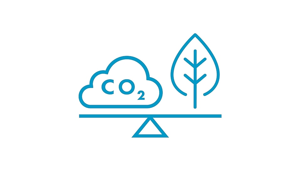 Ícone composto por uma nuvem com escrito CO² à esquerda, uma folha estilizada à direita, ambas em cima de uma balança