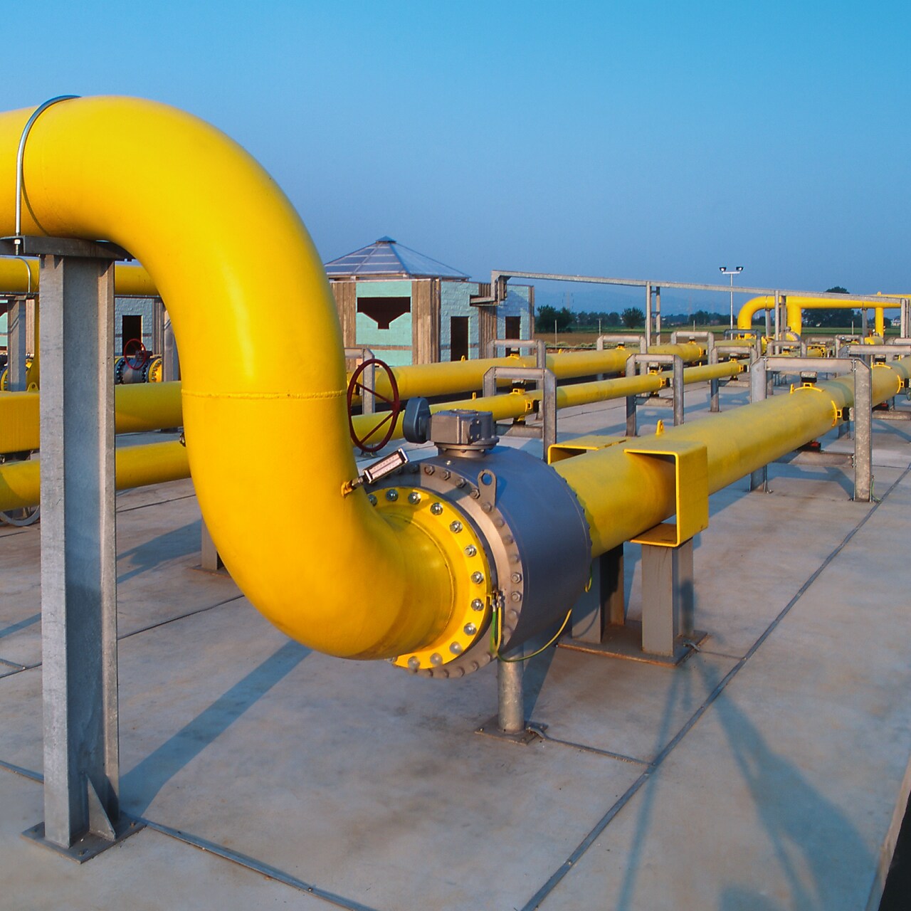 Tuberías amarillas en planta de gas