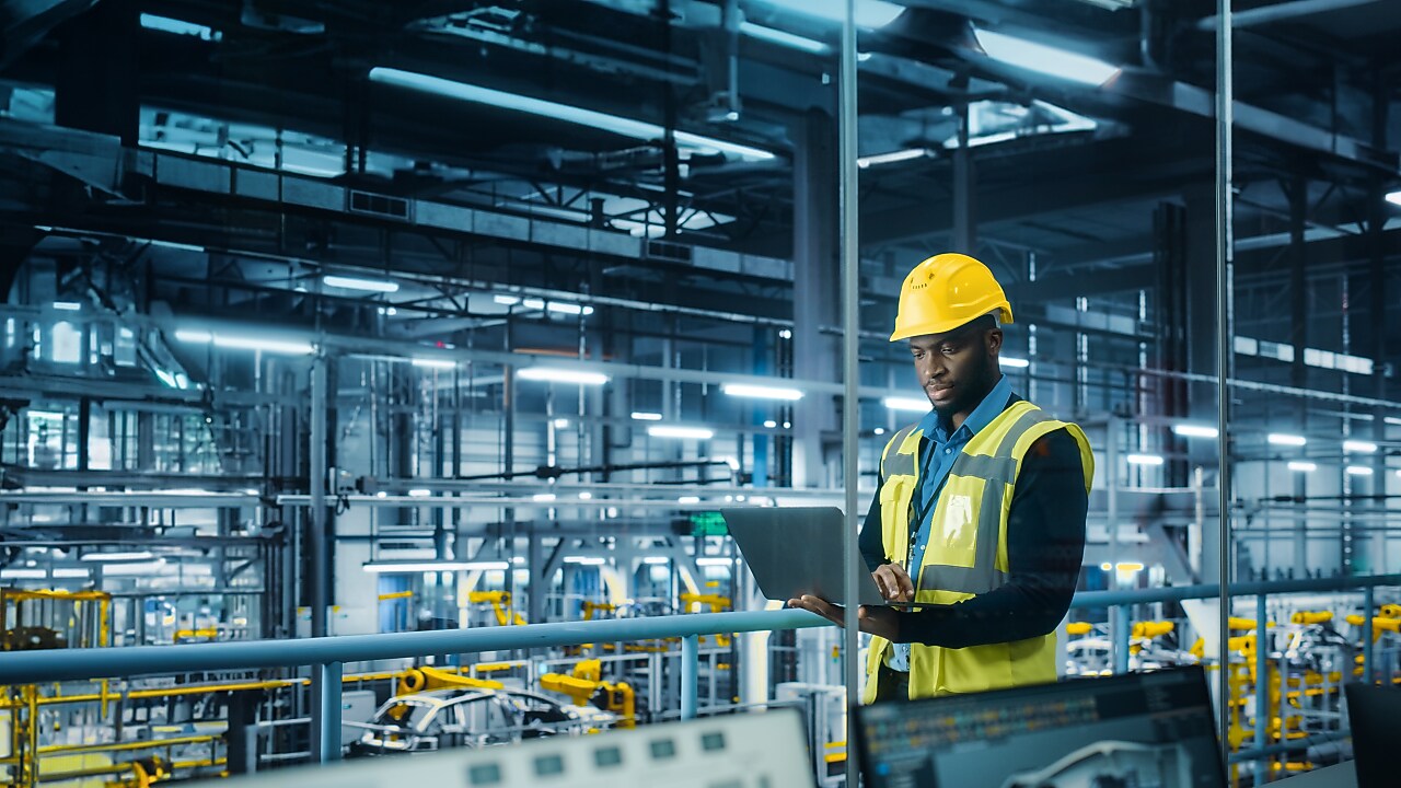 Ingeniero en fábrica industrial supervisando operaciones energéticas