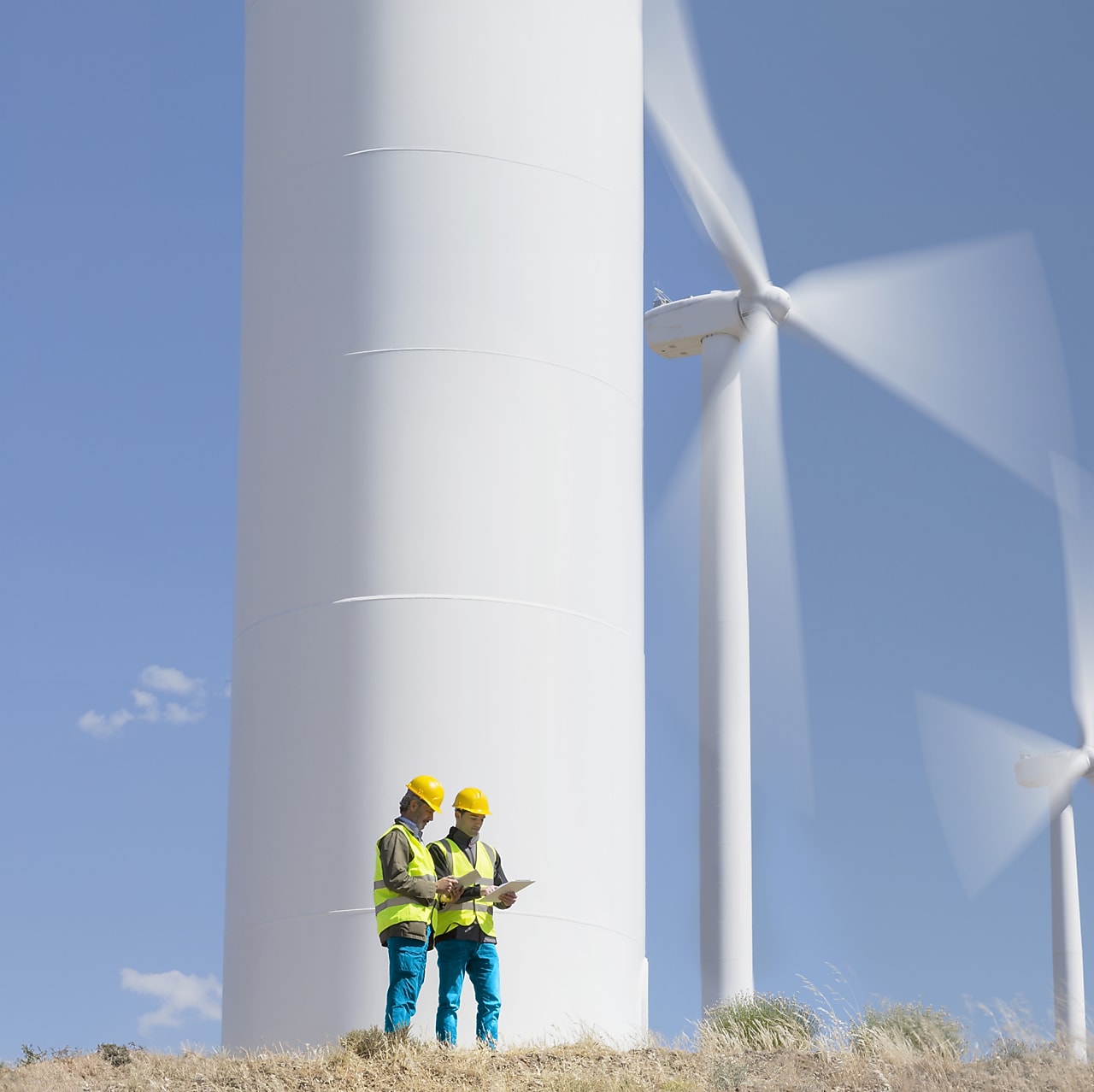 Ingenieros de pie en turbinas de viento