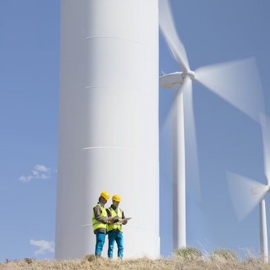 Ingenieros de pie en turbinas de viento