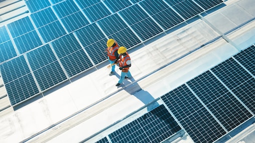 Ingenieros revisando paneles solares