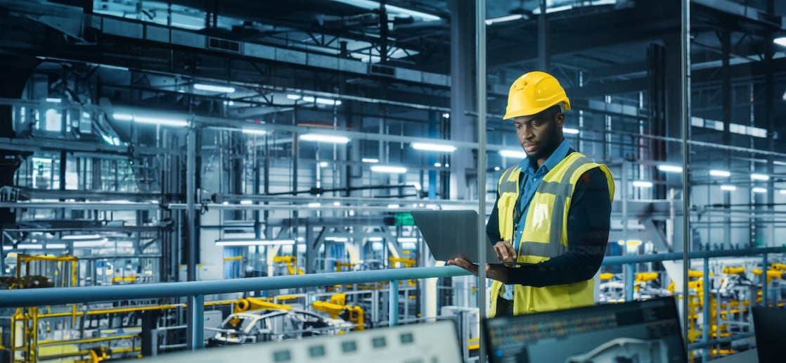 Ingeniero en fábrica industrial supervisando operaciones energéticas
