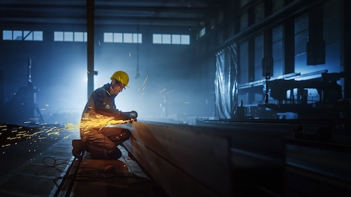 Trabajador industrial usando herramienta
