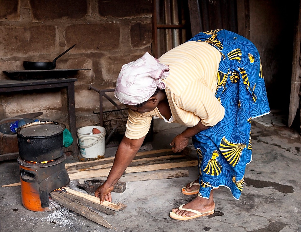 Señora cocinando con un horno en Nigeria
