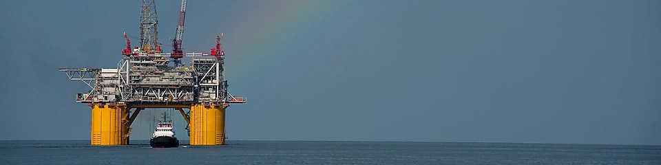 Plataforma Mars B en el Golfo de México, con un arco iris detrás