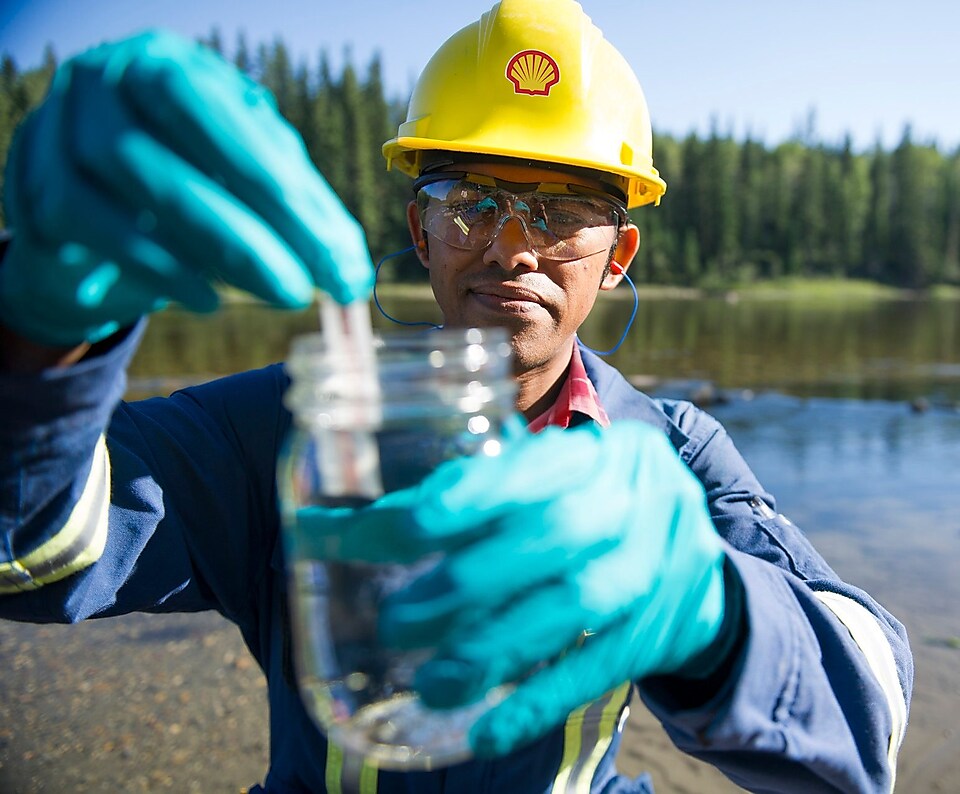Coordinador medioambiental de Shell realizando un ensayo con una muestra de agua